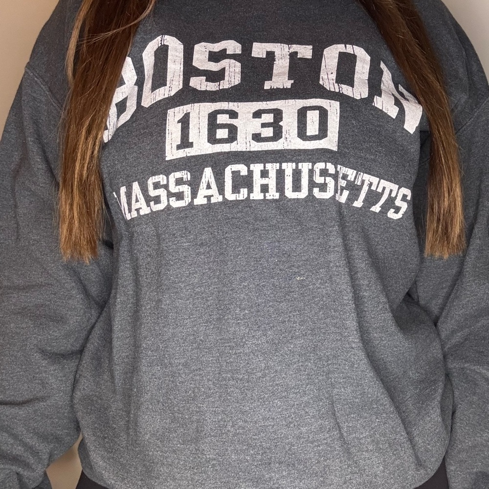 Unisex Boston crewneck. Size: M